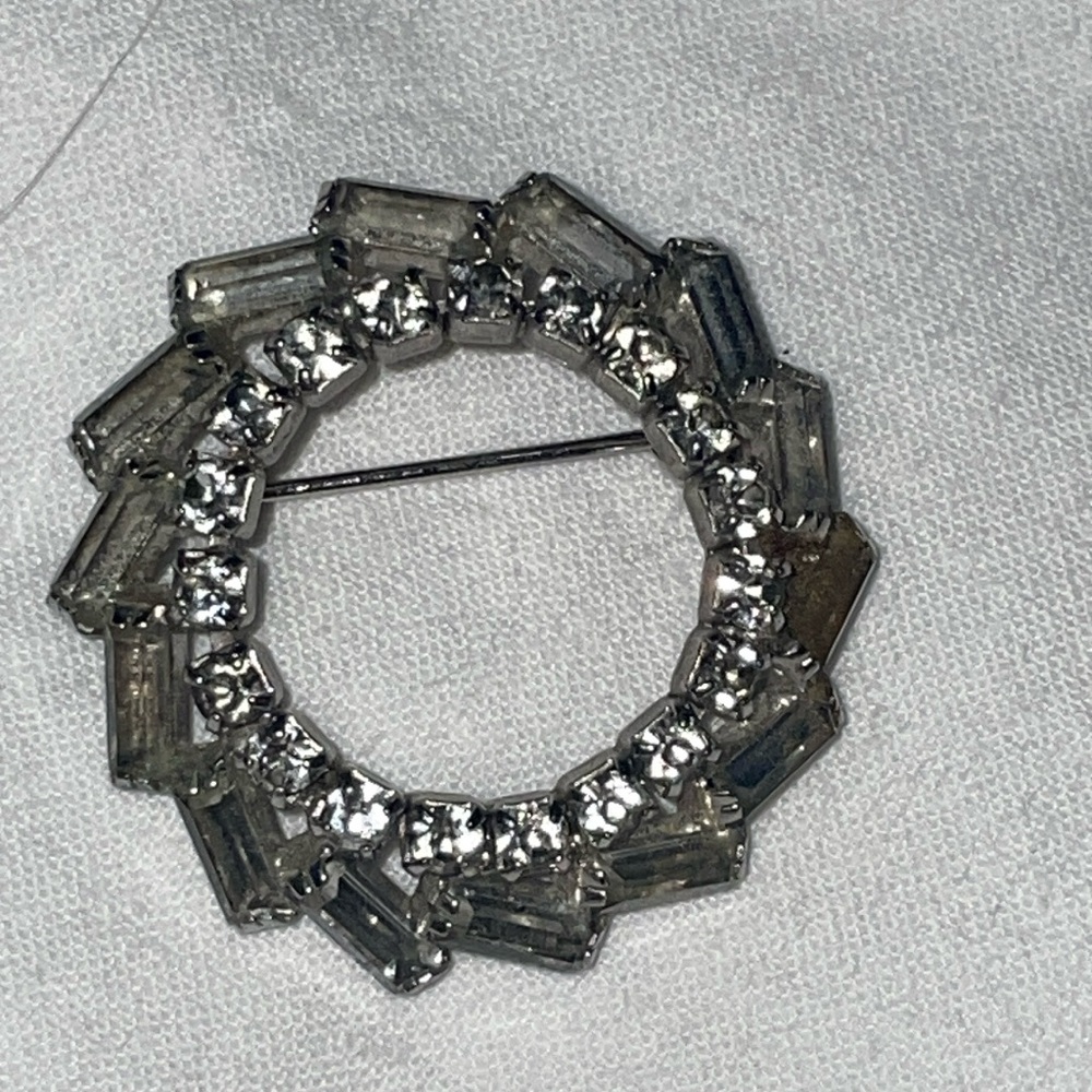Vintage 1950’s silver tone  wreath prong set round rectangle cut rhinestone broo
